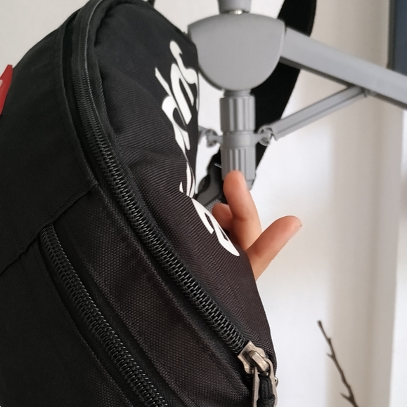 Supreme Logo Print Fanny Bag For Men & Woman - Picture 3 of 9